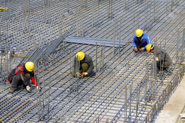 binding-reinforcement-mesh-workers-at-a-construction-site